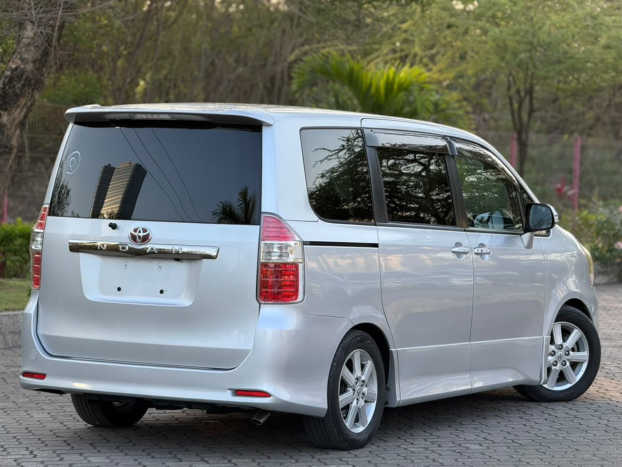 TOYOTA NOAH thumbnail 7